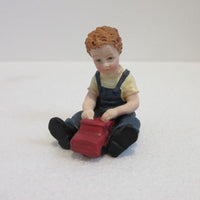 Dreng leger med bil. resin