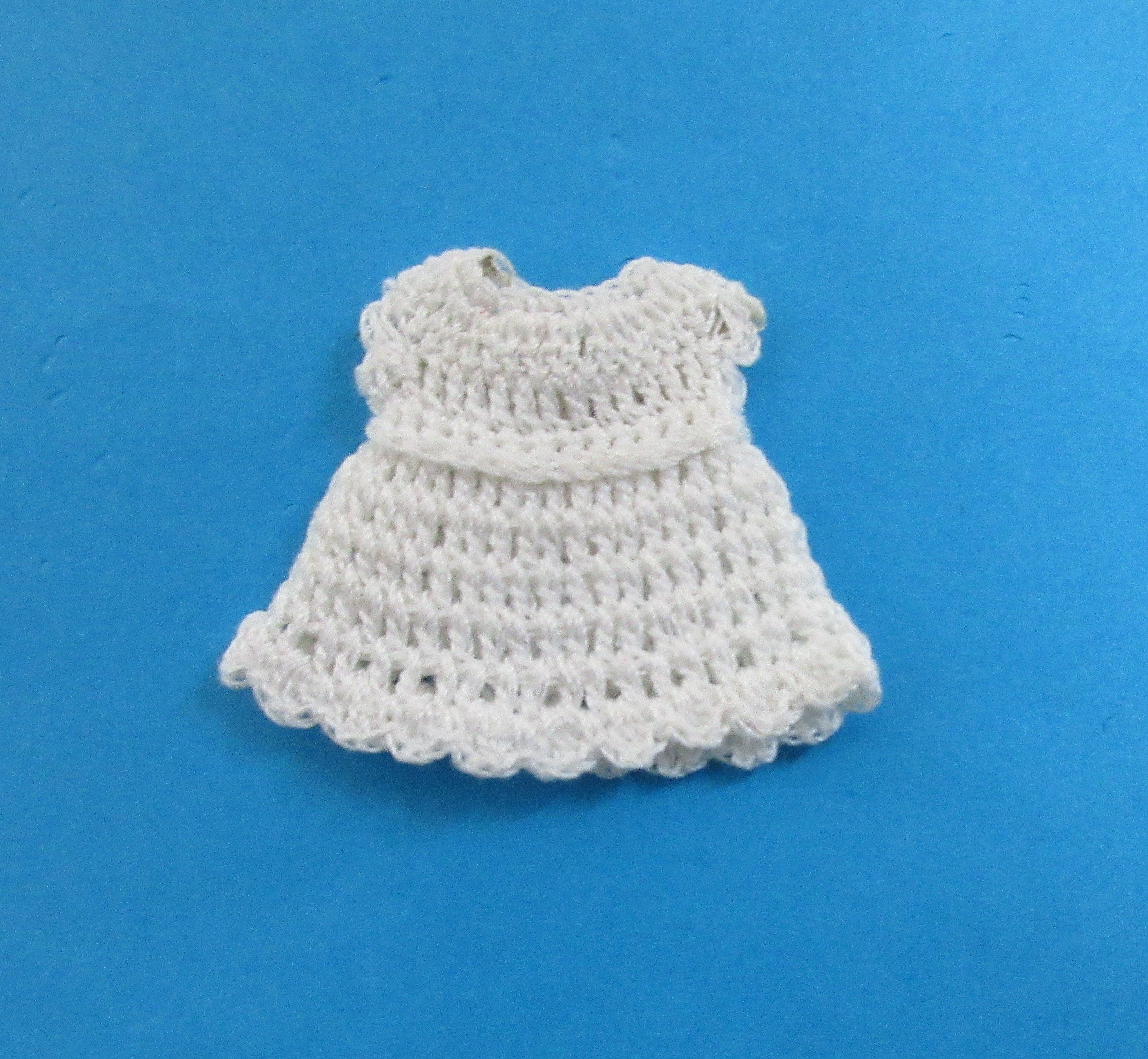 Baby kjole, håndlavet ( Una Dallerup )