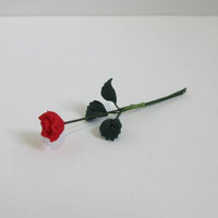 Rød rose m/ blade fimo