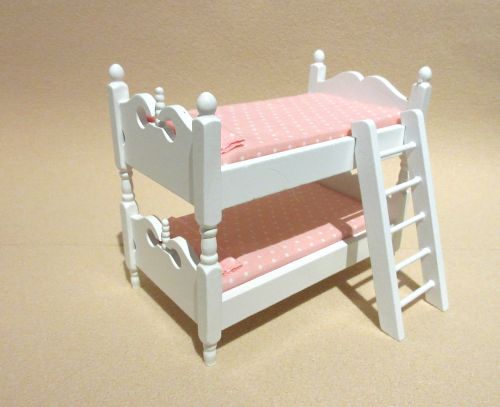 Køjeseng hvidlakeret med rosa madrasser