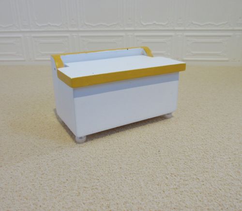 Legetøjskasse, hvid m/ gul kant