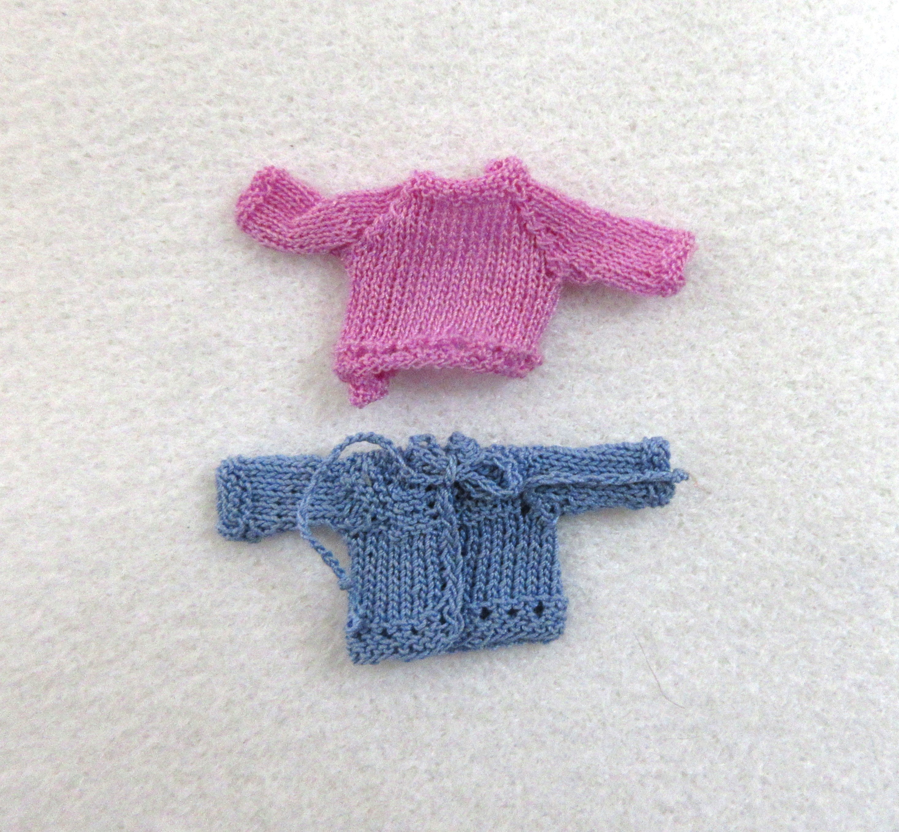 2 babytrøjer håndstrikket ( Una Dallerup )
