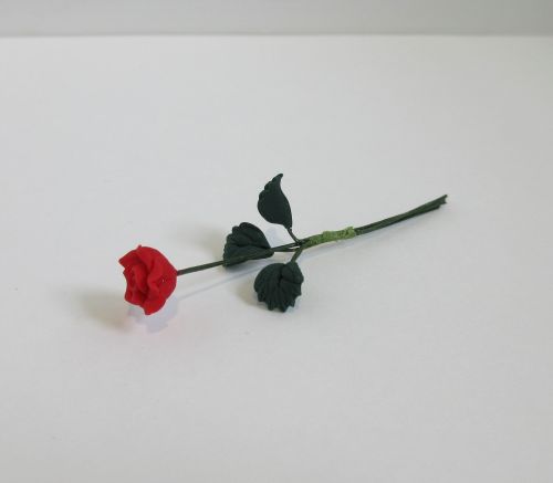 Rød rose m/ blade fimo