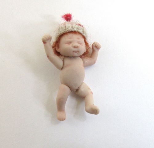 Tina Knuth sovende baby, porcelæn, rødt hår + hat