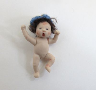 Tina Knuth sovende baby m/ mørke krøller + hat, porcelæn