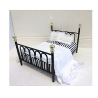 Dobbeltseng sort jern m/ madras + sengetøj