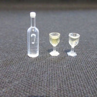 2 glas med vin + flaske, plast