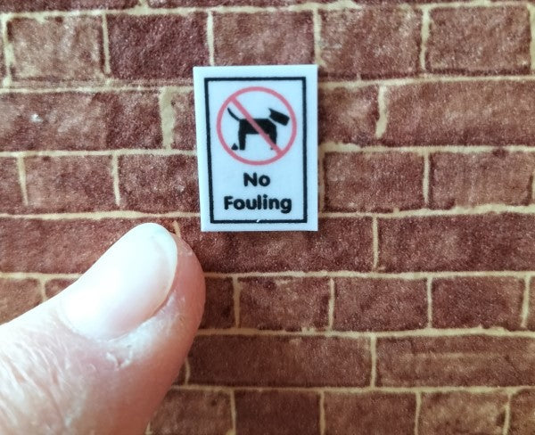 Skilt: hund ingen adgang ,, no fouling"