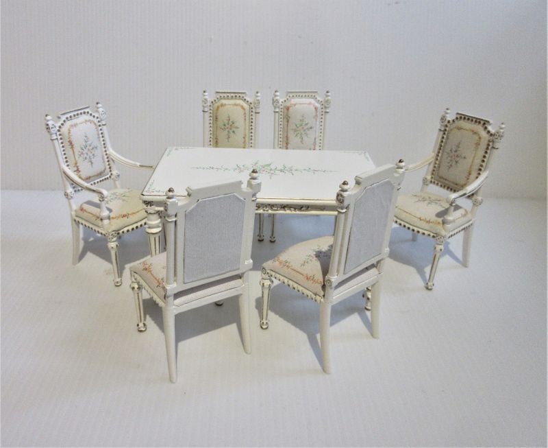 Spisestue, Elfenbensfarvet bord + 6 stole