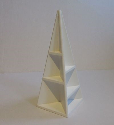 Pyramide deco-tårn, hvid H: 17 x 6,5 x 6,5 cm