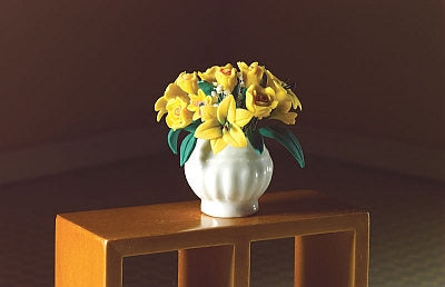Roser, Liljer og Marguritter i gul i porcelænvase