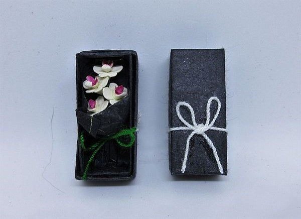 Buket liljer i sort gaveæske