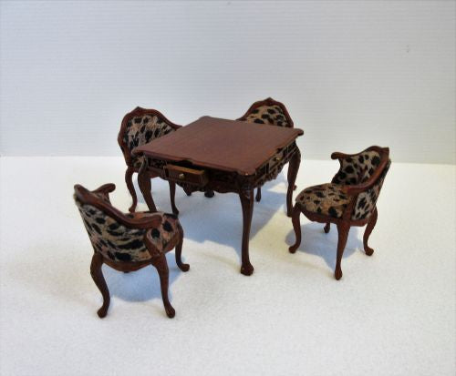 Bespaq sæt: Spillebord m/4 stole, valnød m/ udskæringer + 4 polstrede dyretryk stole